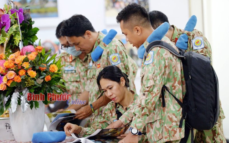 Nguyễn &Aacute; v&agrave; buổi triển l&atilde;m về chiến sĩ Việt Nam g&igrave;n giữ h&ograve;a b&igrave;nh ở Sudan