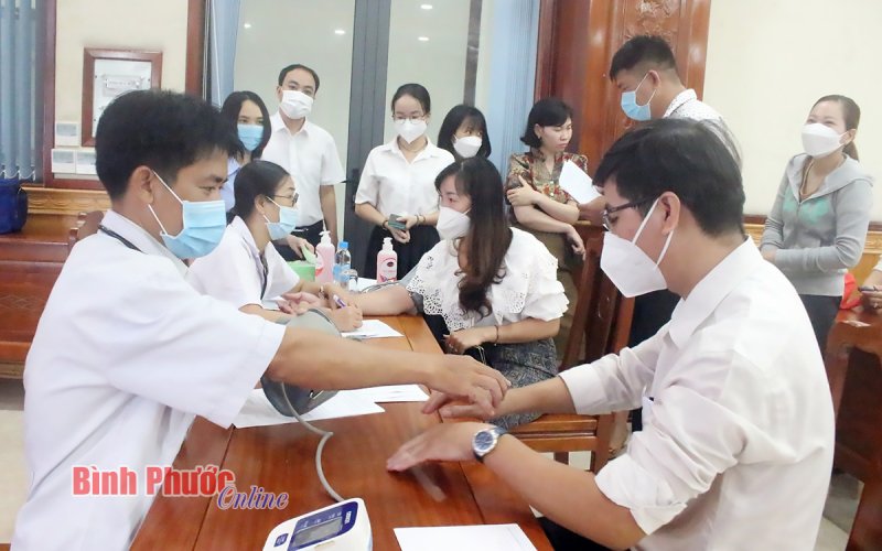 Phú Riềng: Cán bộ, công chức nêu gương trong tiêm vắc xin phòng Covid-19