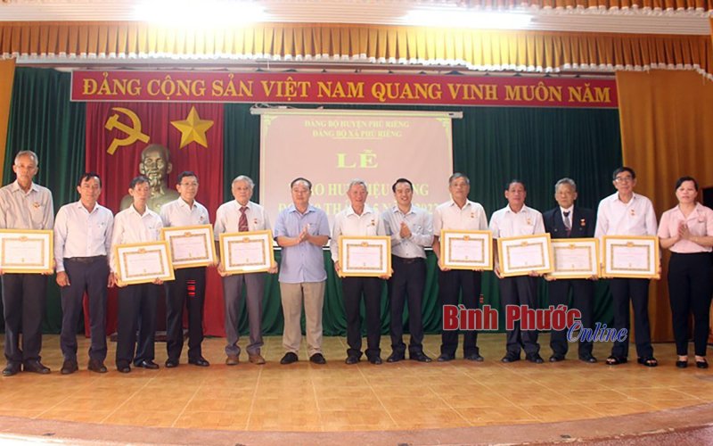 Phú Riềng: Trao tặng huy hiệu Đảng cho 11 đảng viên 