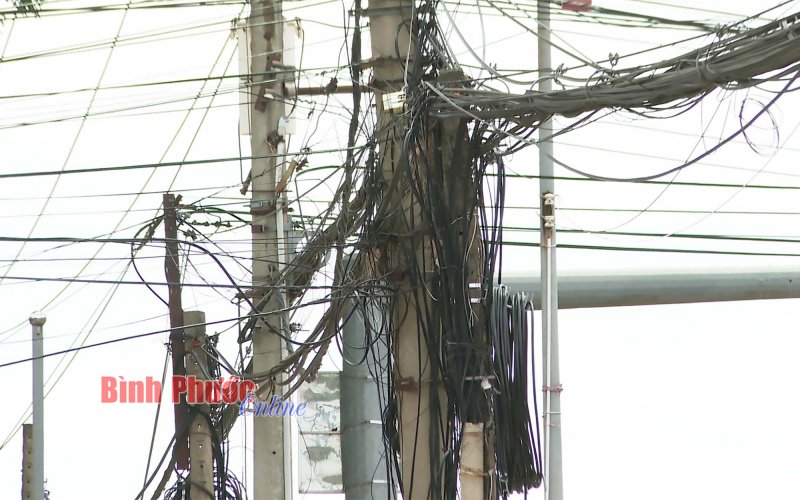 Quá tải cáp viễn thông trên cột điện