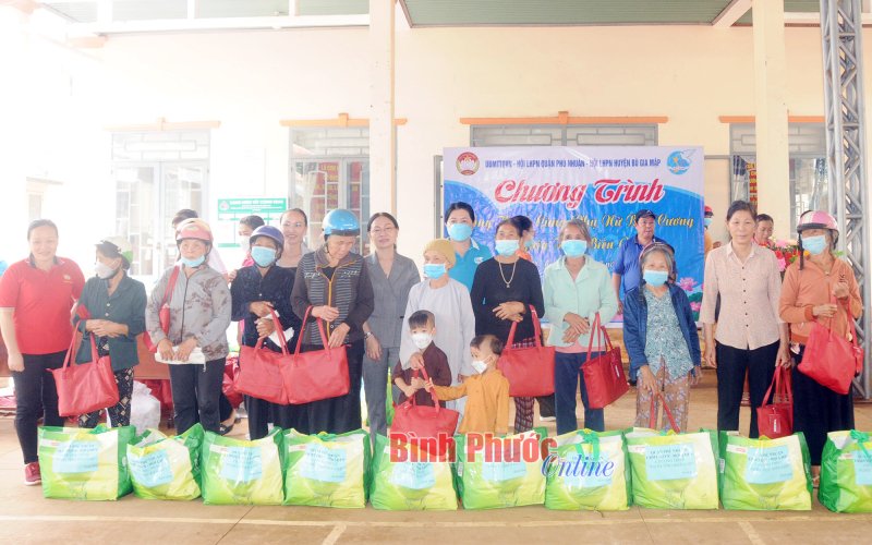 Quận Phú Nhuận chia sẻ khó khăn với phụ nữ xã Đắk Ơ