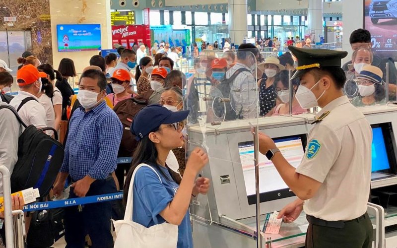 Sân bay Nội Bài: Hàng trăm khách vướng giấy tờ tùy thân khi bay