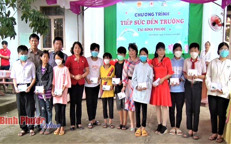 Tặng quà, học bổng cho học sinh và người nghèo ở Bù Đốp