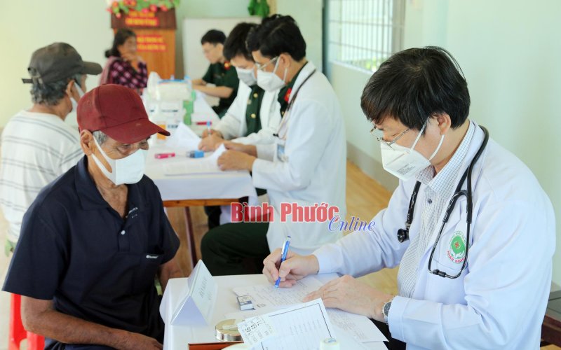 Tặng quà, khám bệnh, phát thuốc miễn phí cho gia đình chính sách và hộ nghèo