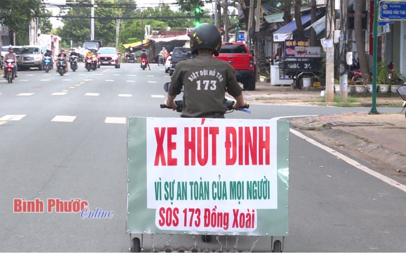 Thầm lặng hút đinh, làm sạch vật sắc nhọn trên đường 