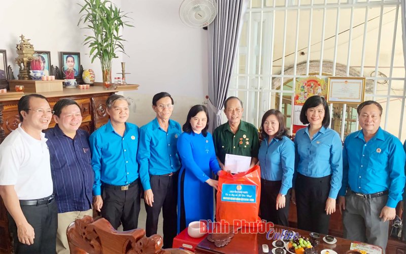 Tổng Liên đoàn Lao động Việt Nam thăm, tặng quà 2 gia đình thương binh ở Đồng Xoài