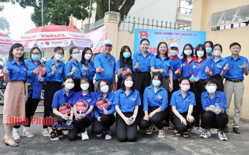 Thăm, tặng quà đội hình tiếp sức mùa thi tại TP. Đồng Xoài