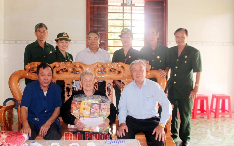 Thăm, tặng quà Mẹ Việt Nam anh hùng, Anh hùng lực lượng vũ trang, gia đình liệt sĩ