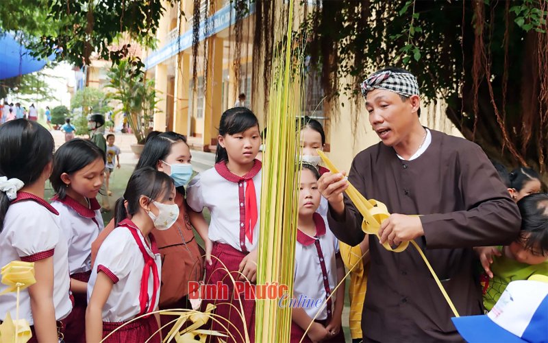 Thiếu nhi B&igrave;nh Long vui c&ugrave;ng tranh gạo, l&aacute; dừa