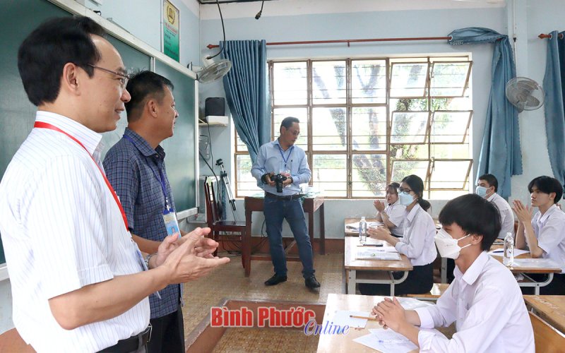 Thứ trưởng Bộ GĐ-ĐT Hoàng Minh Sơn kiểm tra công tác thi tốt nghiệp tại TP. Đồng Xoài