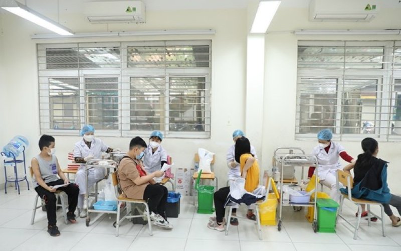 Thủ tướng chỉ đạo đẩy nhanh tiêm vaccine phòng COVID-19 mũi 3, mũi 4