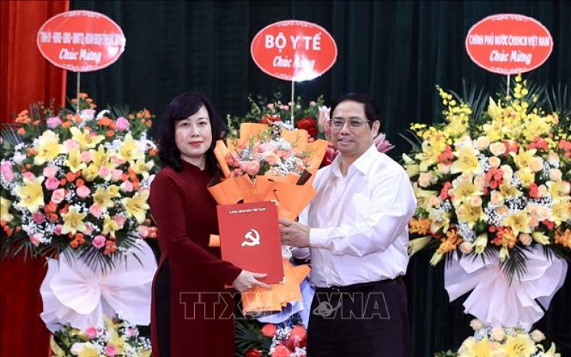 Thủ tướng trao Quyết định Quyền Bộ trưởng Bộ Y tế cho đồng chí Đào Hồng Lan