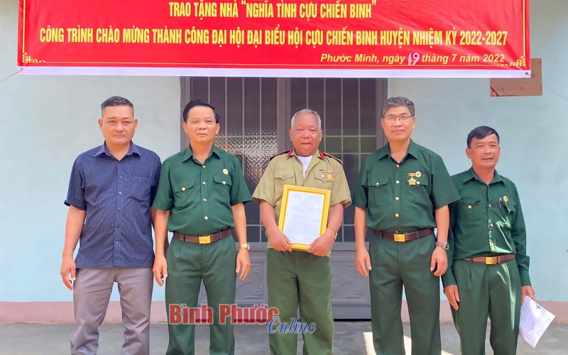 Trao nhà nghĩa tình cho hội viên cựu chiến binh