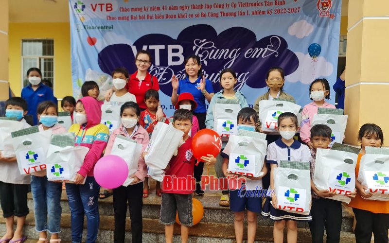 Trao tặng quà, học bổng cho học sinh nghèo xã Phước Minh 
