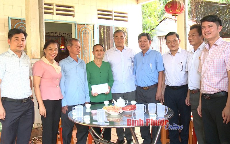 Trưởng ban Tổ chức Tỉnh ủy thăm, tặng quà người có công tại huyện Phú Riềng