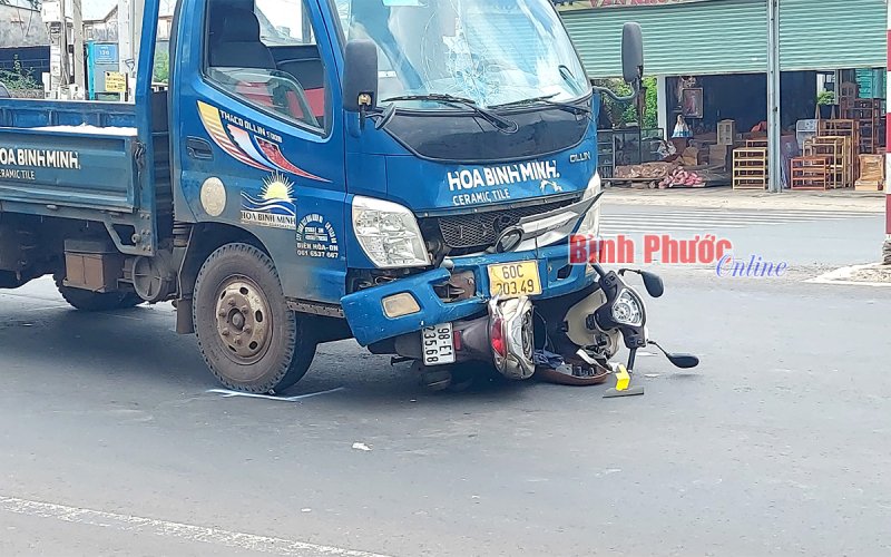 Xe tải tông xe máy qua đường, hai vợ chồng thương vong