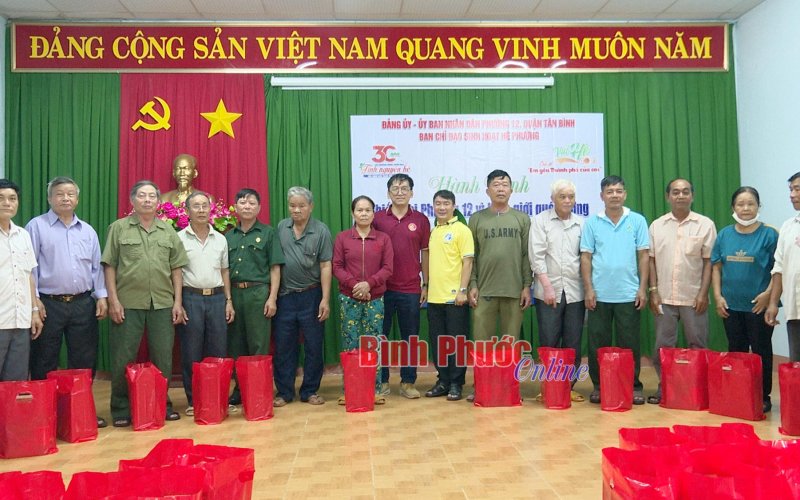 150 phần quà và học bổng tặng hộ nghèo, học sinh có hoàn cảnh khó khăn