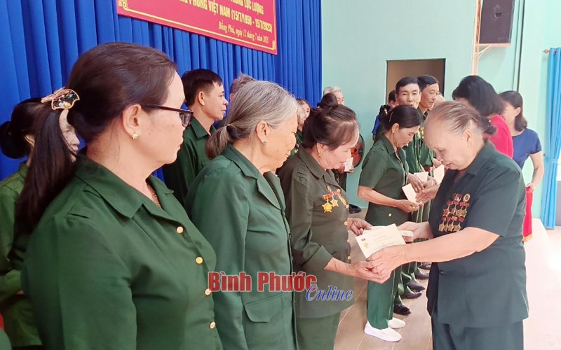 18 hội viên nhận huy hiệu ‘Cựu thanh niên xung phong làm theo lời Bác’