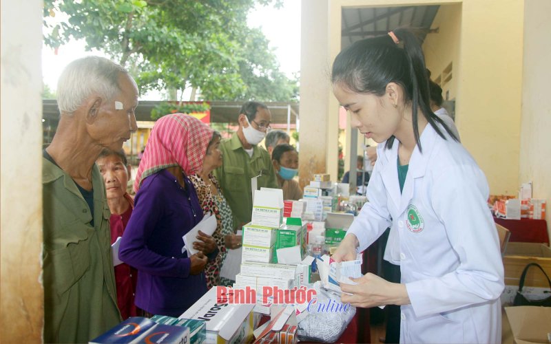 240 người dân được khám bệnh, cấp phát thuốc, tặng quà miễn phí