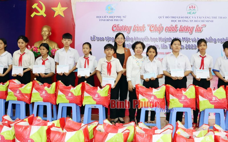 95 suất học bổng, quà và phương tiện đi lại tặng học sinh nghèo 