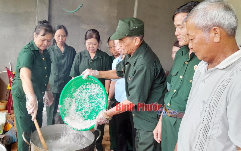 Ấm lòng “tô cháo tình thương”