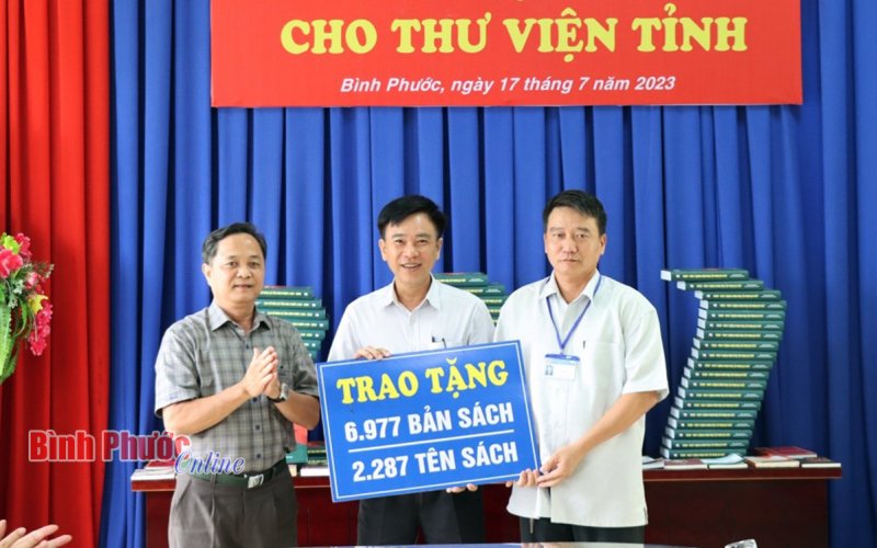 Ban Tuyên giáo Tỉnh ủy trao tặng 6.977 bản sách cho Thư viện tỉnh