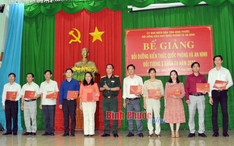 Bế giảng lớp bồi dưỡng kiến thức quốc phòng - an ninh khóa 78