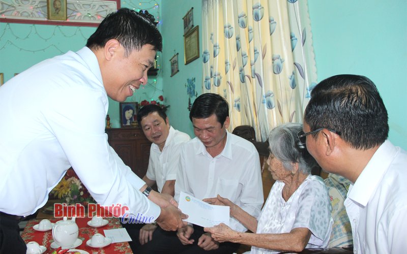 Bí thư Tỉnh ủy Nguyễn Mạnh Cường thăm gia đình chính sách tại Bù Đăng