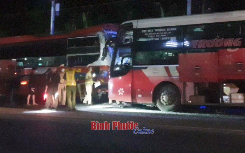 Bình Phước: Hai xe khách va chạm khiến 1 người chết, 2 người bị thương