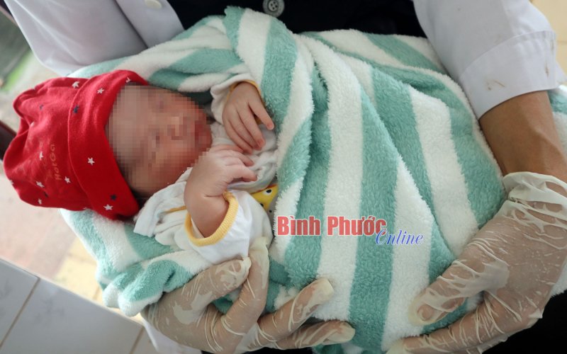 Bình Phước: Tìm thân nhân bé trai sơ sinh bị bỏ trước cổng chùa