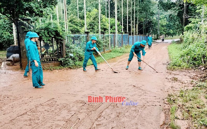 Bù Đăng: Công an, bộ đội giúp dân ứng phó mưa lũ