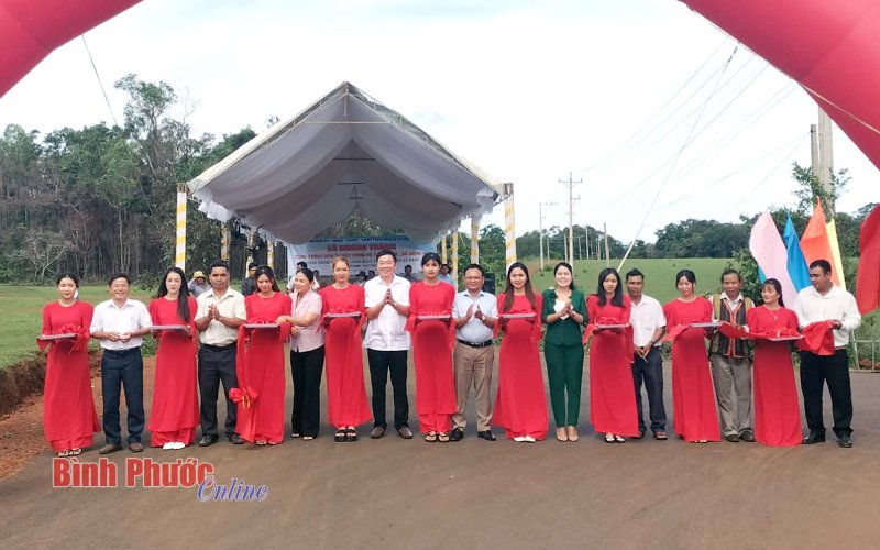 Bù Đăng: Khánh thành đường bê tông đầu tiên từ chương trình phát triển kinh tế - xã hội vùng đồng bào dân tộc thiểu số và miền núi