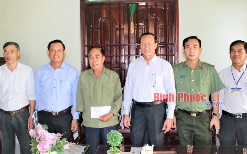 Bù Đốp thăm, tặng quà gia đình chính sách tiêu biểu