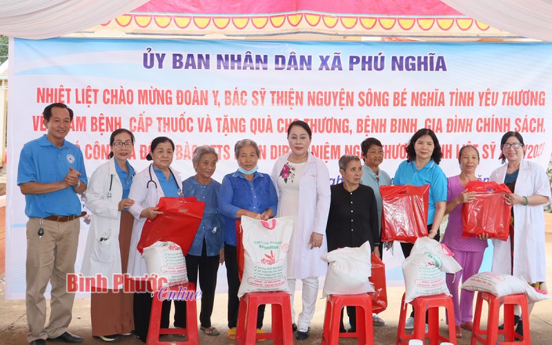 Bù Gia Mập: 200 người dân được khám bệnh, tặng quà 