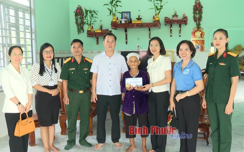 Các địa phương thăm, tặng quà gia đình chính sách tiêu biểu