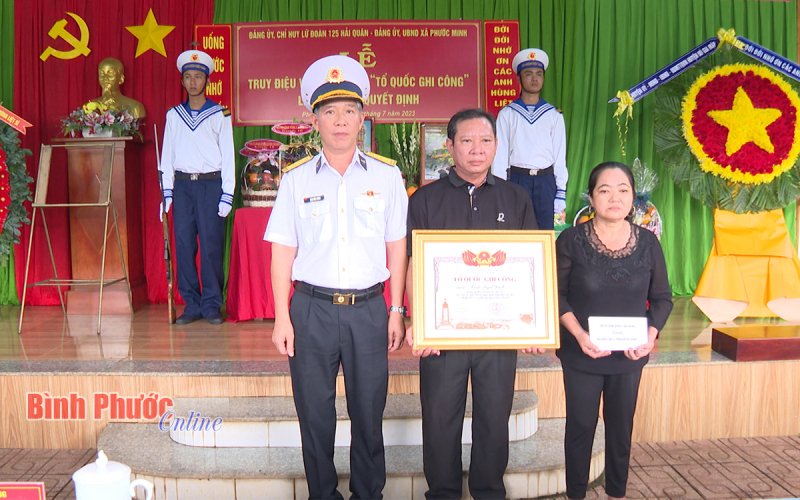 Cấp bằng “Tổ quốc ghi công” cho thân nhân gia đình liệt sĩ Trần Quyết Định