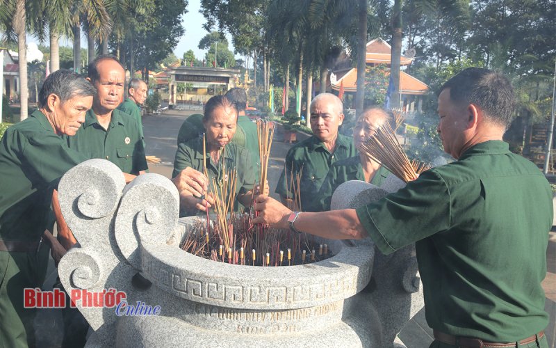 Chăm sóc nghĩa trang liệt sĩ - nét đẹp truyền thống của dân tộc