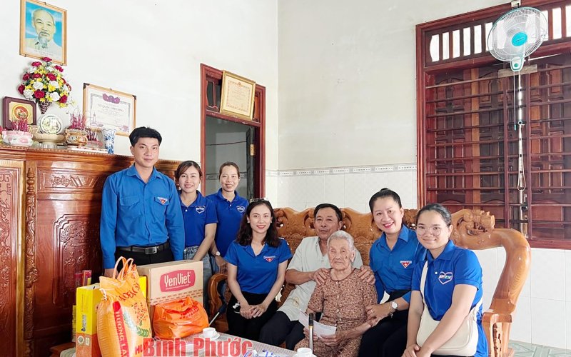 Chi đoàn BPTV thăm, tặng quà Mẹ Việt Nam anh hùng, người có công 