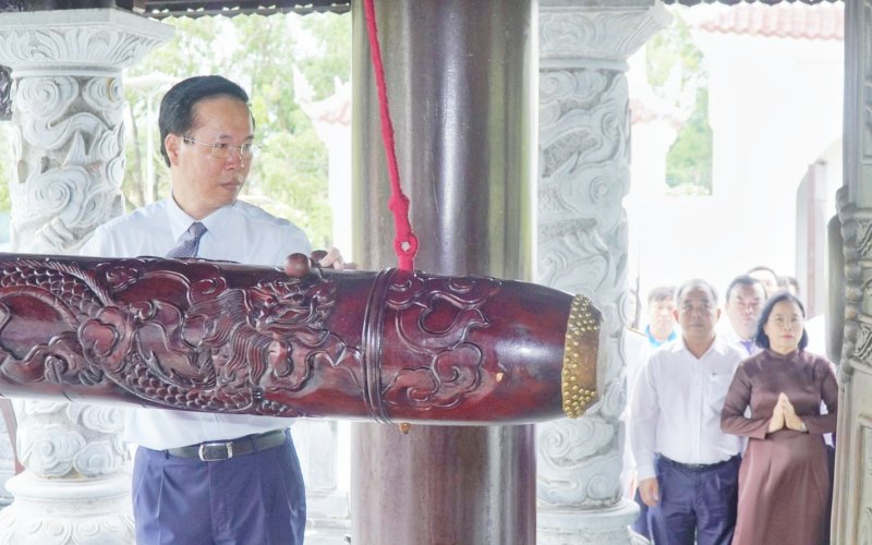 Chủ tịch nước nguyện chuông khai lễ Lễ giỗ các Anh hùng liệt sĩ hy sinh tại Côn Đảo