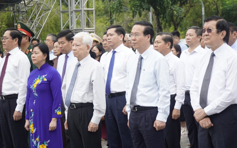 Chủ tịch nước Võ Văn Thưởng thành kính dâng hương tưởng niệm các Anh hùng liệt sĩ