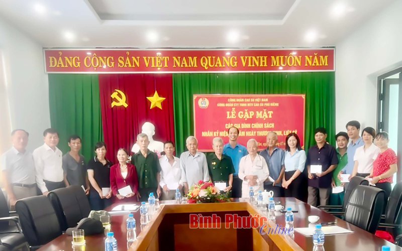 Công đoàn Cao su Phú Riềng thăm hỏi, tặng quà gia đình chính sách