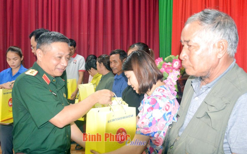 Đoàn công tác Cục Chính trị thăm, tặng quà chính sách tại Bình Phước