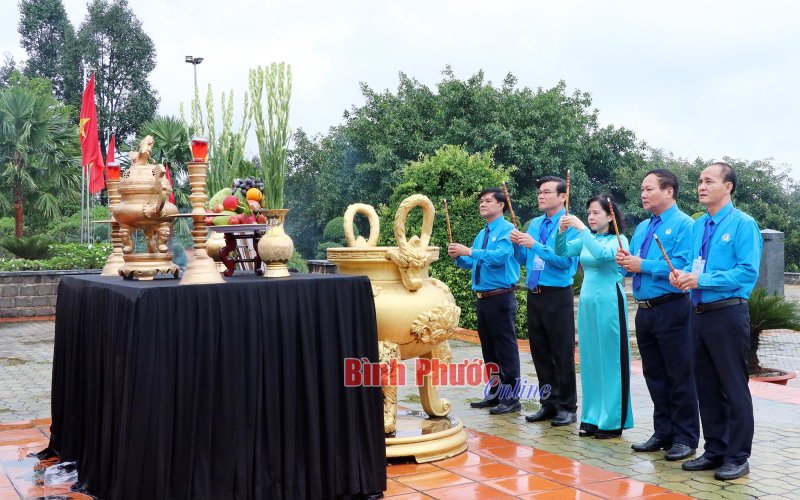 Đoàn đại biểu dự Đại hội Công đoàn tỉnh Bình Phước viếng Nghĩa trang liệt sĩ tỉnh