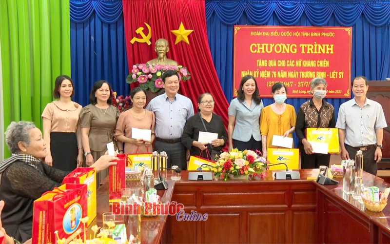 Đoàn đại biểu Quốc hội tỉnh thăm gia đình chính sách tại Lộc Ninh và Bình Long