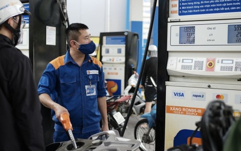 Giá xăng giảm gần 600 đồng/lít