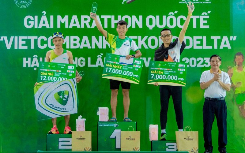 Hoàng Nguyên Thanh “xô đổ” kỷ lục tại Giải marathon quốc tế Vietcombank Mekong delta - Hậu Giang năm 2023