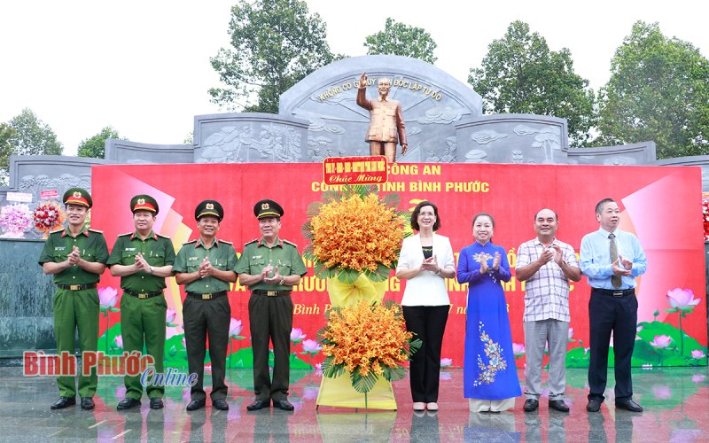Khánh thành tượng đài Chủ tịch Hồ Chí Minh và hội trường Công an tỉnh Bình Phước