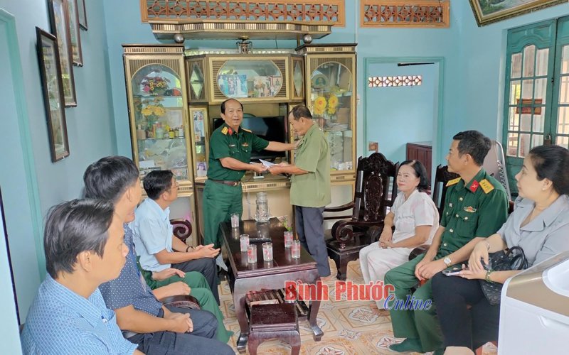 Lãnh đạo tỉnh thăm, tặng quà tại Lộc Ninh nhân Ngày thương binh - liệt sĩ 