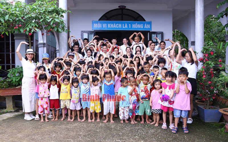 Mang mùa hè đến với trẻ mồ côi