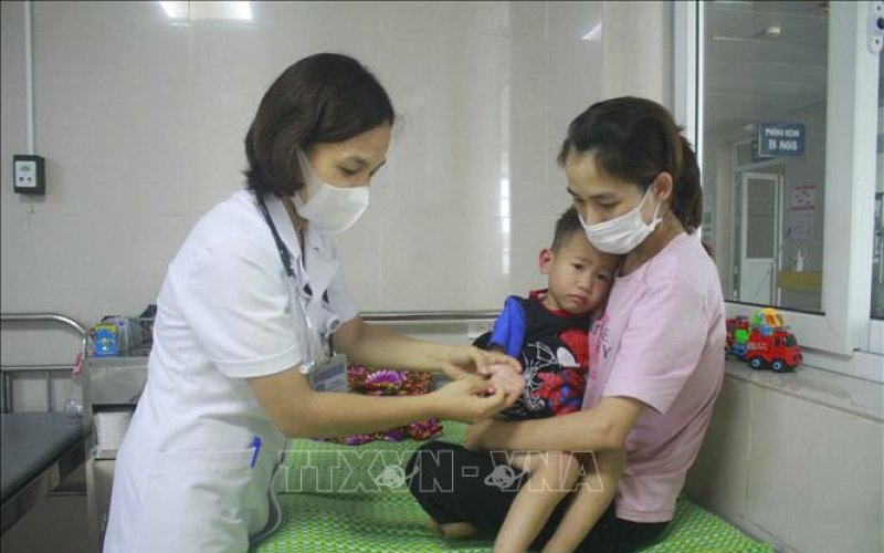 Người lớn có mắc bệnh tay chân miệng không?